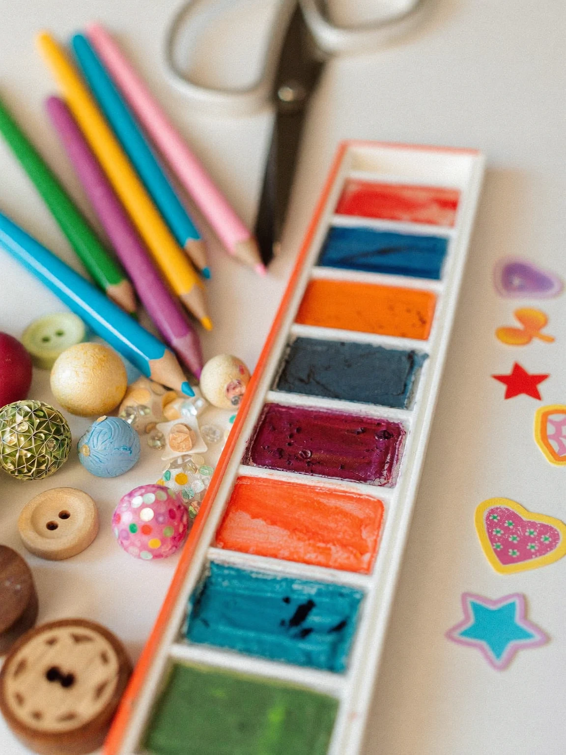 Illustration: Detailansicht von Pinseln, Farben und Papier